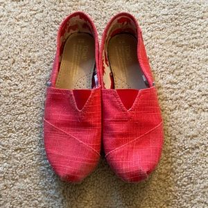 Women’s slip on Toms.